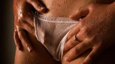 Девушка в мокрых трусиках