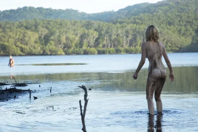 Девушка в грязи голая