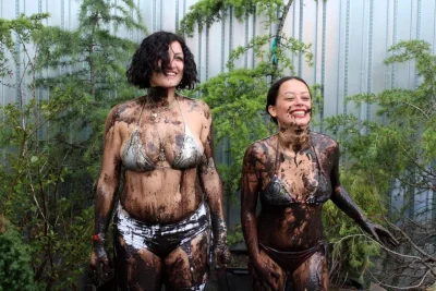 Девушка купается в грязи