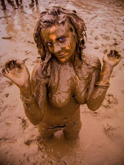 Женщина в грязи
