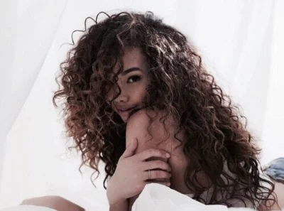 Кудрявая девушка