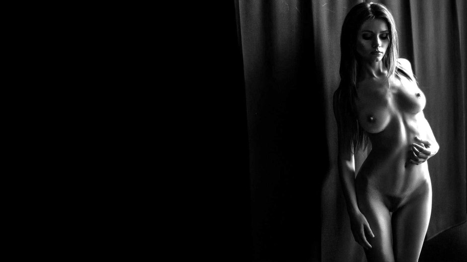 Голые девушки на темном фоне