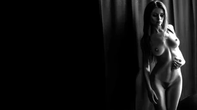 Голые девушки на темном фоне