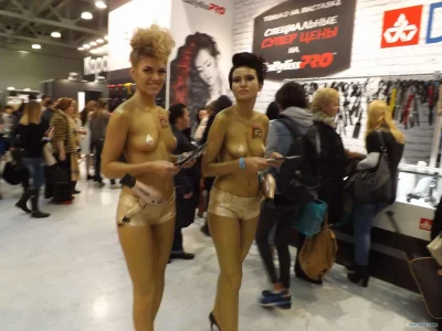 Выставка голых девушек