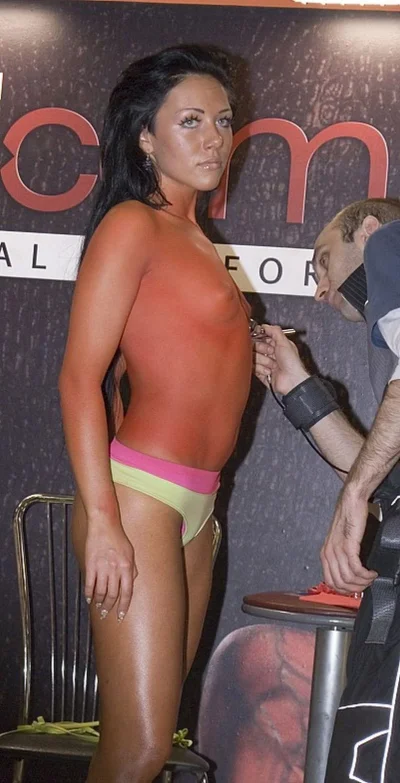 Девушки топлесс на выставке