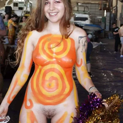 Девушки бодиарт на публике