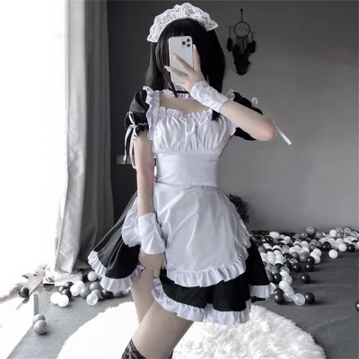 В костюме горничной