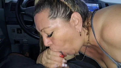 Зрелая жена отсасывает в авто