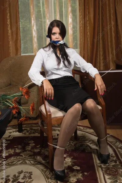 Связанные красивые девушки