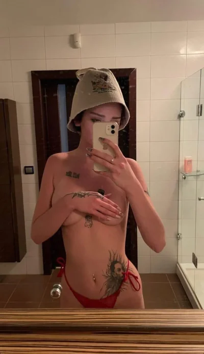 Татуированная девушка