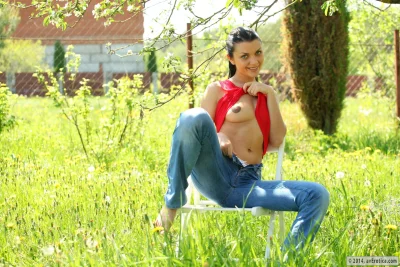 Брюнетка писает на природе