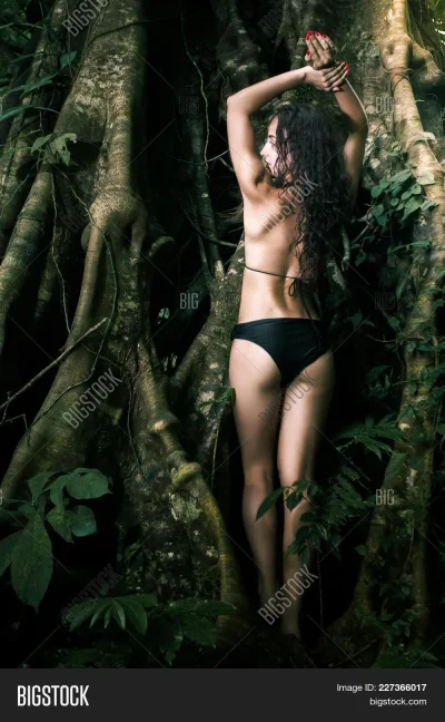Связанные девушки в джунглях