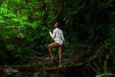 Красивые девушки в джунглях