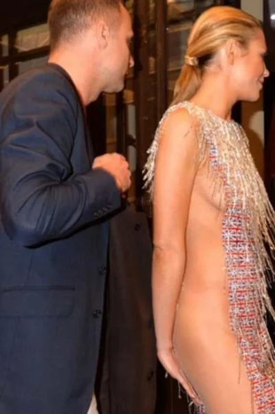 В прозрачном платье на публике