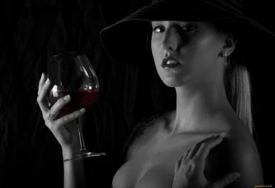 Девушка с бокалом вина