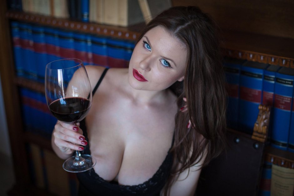 Бокал вина красного