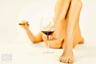 Женская ножка в бокале