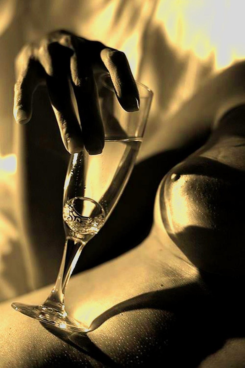 Бокал шампанского в руке