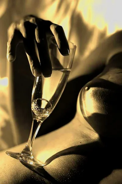Бокал шампанского в руке