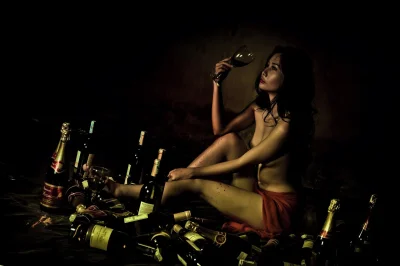 Девушка с бутылкой вина