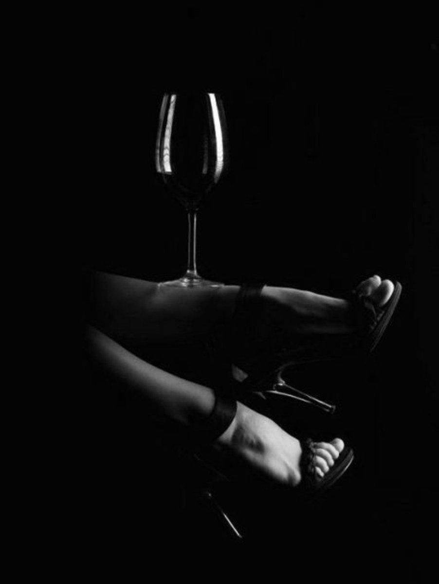 Бокал вина на черном фоне