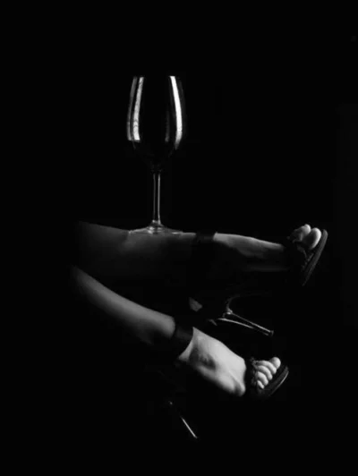 Бокал вина на черном фоне