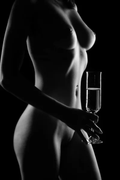 Эротическая фотосессия с вином