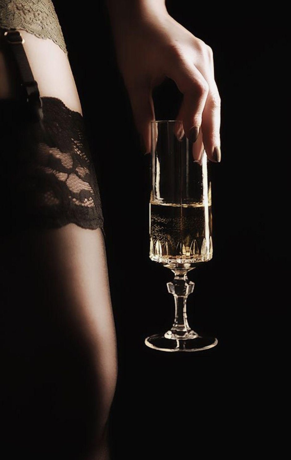 Девушка с бокалом