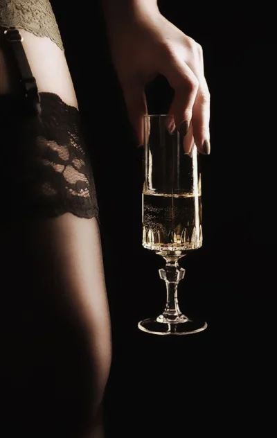 Девушка с бокалом