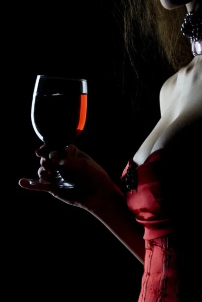 Девушка с вином