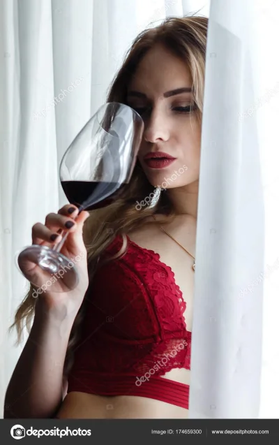 Женщина с бокалом красного вина