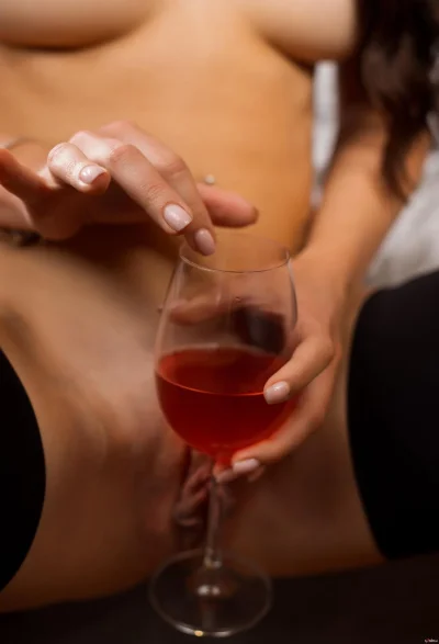 Порнографическая фотосессия с вином