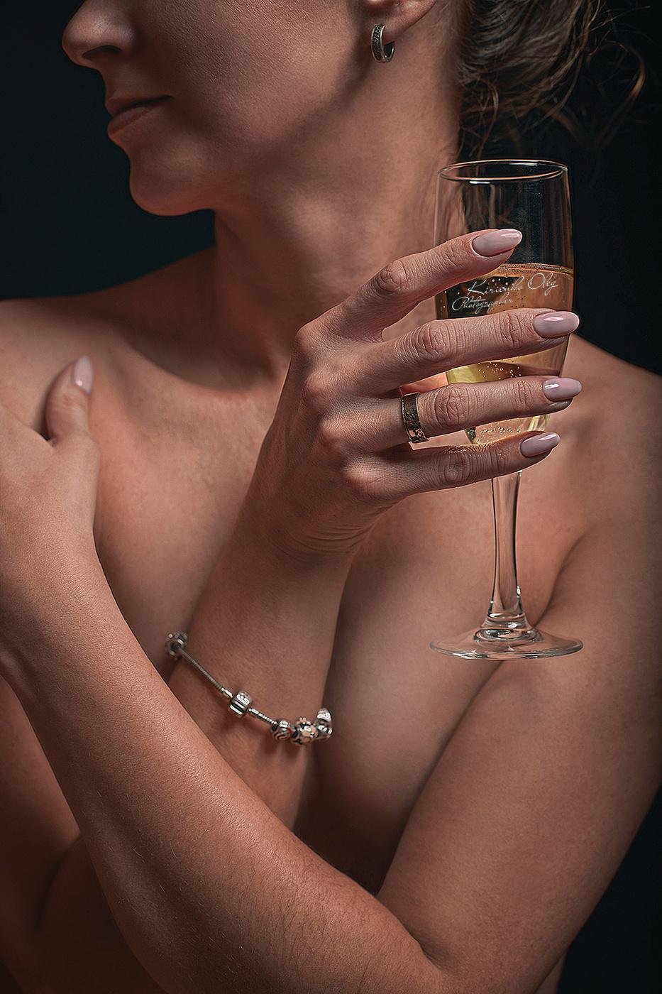 Девушка держит бокал