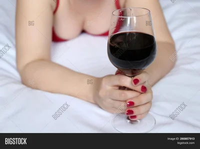 Бокал в руке девушки