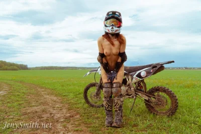 Девушка на питбайке