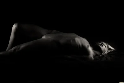 Голая в темноте