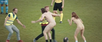 Голая бегает по стадиону