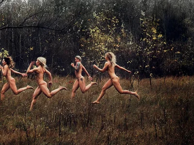 Голые женщины на фестивале
