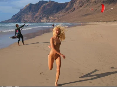 Голые девки бегают по пляжу