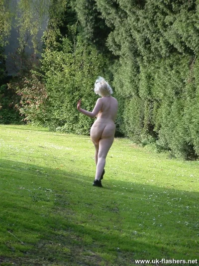 Эксгибиционисты зрелые на природе