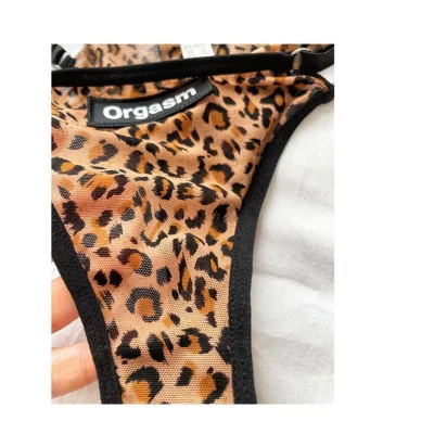 Трусы леопардовые на столе