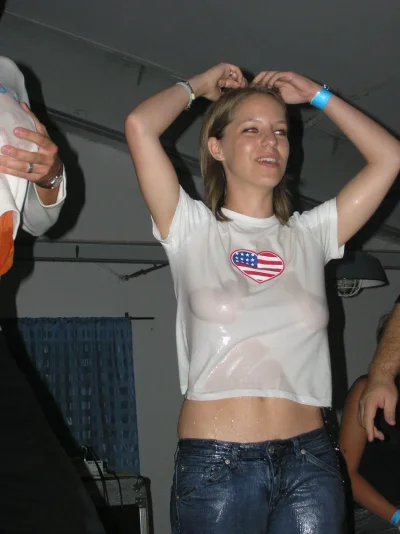 В мокрой майке без лифчика