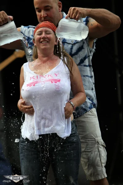 В мокрой майке