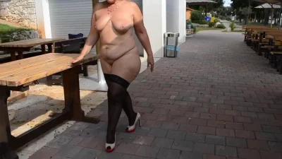 Ходит голая по улице