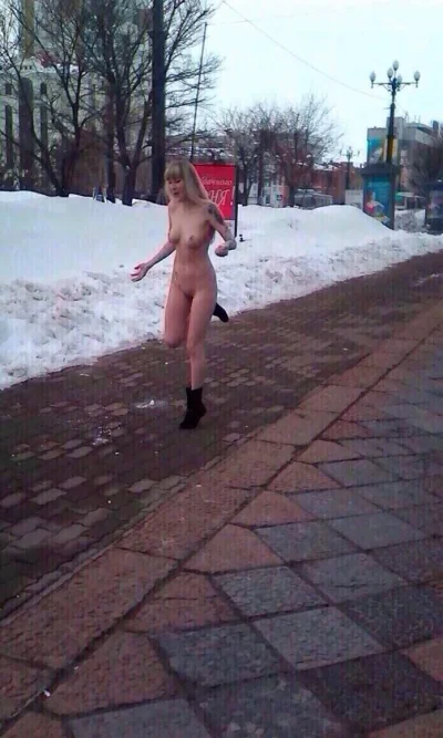 Фотографируется голой на улице