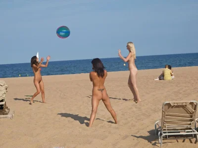 Пляжный волейбол девушки топлес