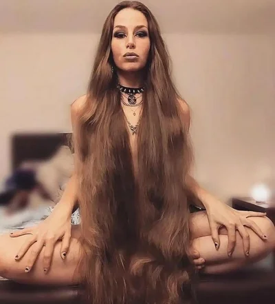 Девушка длинные волосы