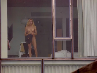 Подглядывание в окна голые