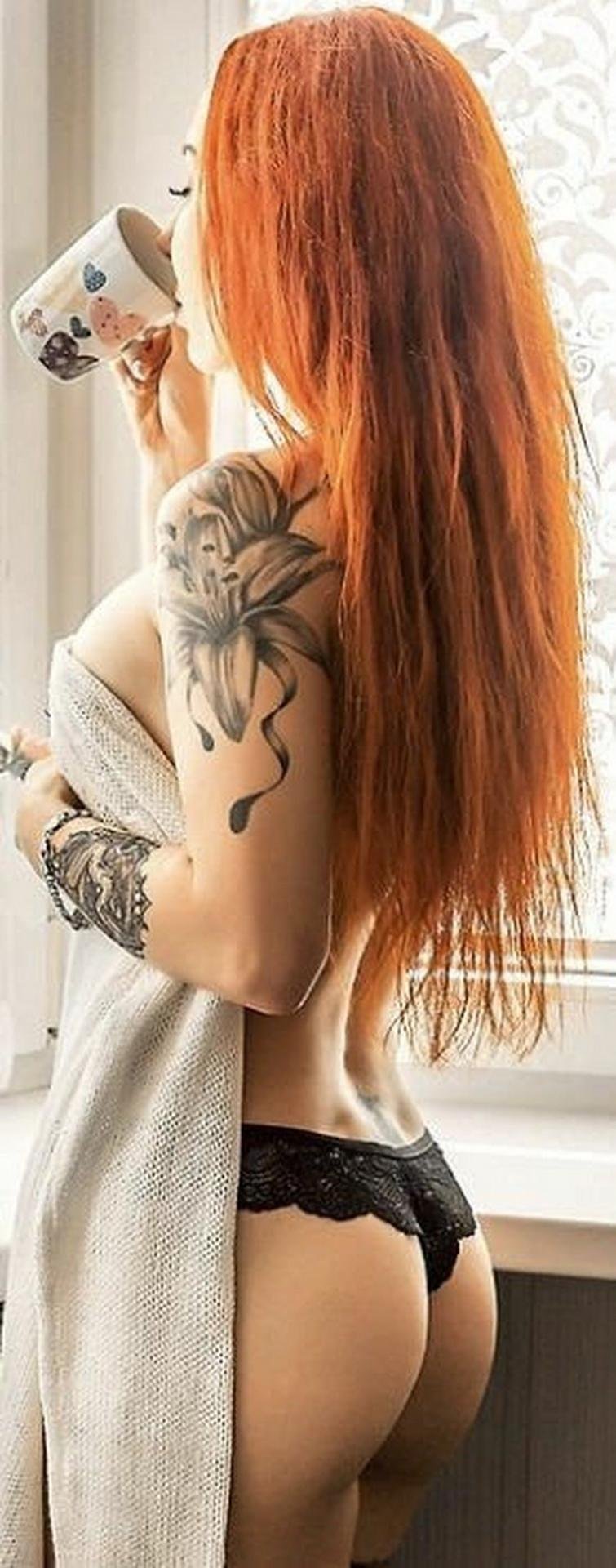 Рыжая девушка со спины