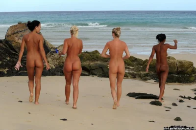 Голые девки бегают по пляжу